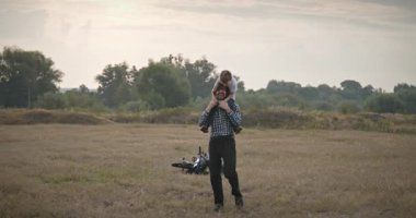 Mutlu Adam, çocuğu omuzlarında taşıyor. Baba ve Çocuk Doğa 4K 10-bit 'te Birlikte Zaman Geçiriyorlar