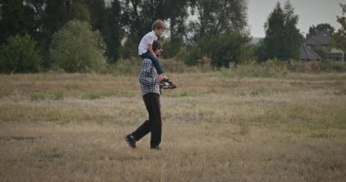 Mutlu Adam, çocuğu omuzlarında taşıyor. Baba ve Çocuk Doğa 4K 10-bit 'te Birlikte Zaman Geçiriyorlar