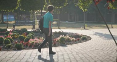 4K 10-bit Park 'ta Sırt çantalı Genç Öğrenci Yürüyüşü