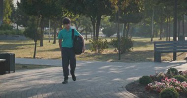 4K 10-bit Park 'ta Sırt çantalı Genç Öğrenci Yürüyüşü