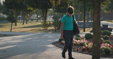 4K 10-bit Park 'ta Sırt çantalı Genç Öğrenci Yürüyüşü