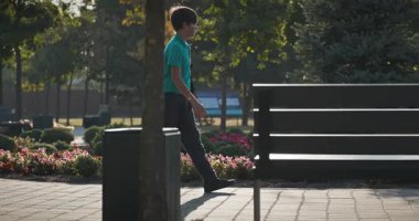 4K 10-bit Park 'ta Sırt çantalı Genç Öğrenci Yürüyüşü