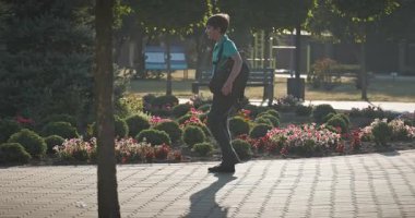 4K 10-bit Park 'ta Sırt çantalı Genç Öğrenci Yürüyüşü