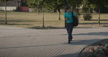 4K 10-bit Park 'ta Sırt çantalı Genç Öğrenci Yürüyüşü