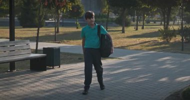 4K 10-bit Park 'ta Sırt çantalı Genç Öğrenci Yürüyüşü