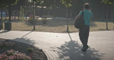 4K 10-bit Park 'ta Sırt çantalı Genç Öğrenci Yürüyüşü