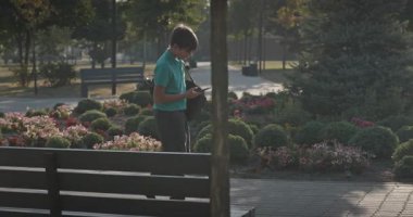 4K 10-bit Park 'ta Sırt çantalı Genç Öğrenci Yürüyüşü