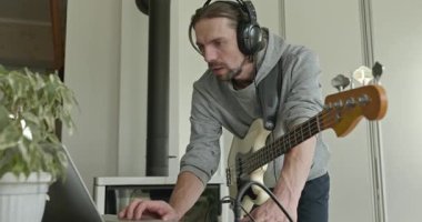 Erkek Müzisyen Çalışması Bass Guitar 4K 10-bit 'te Müzik Çalıyor