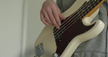Erkek Müzisyen Çalışması Bass Guitar 4K 10-bit 'te Müzik Çalıyor