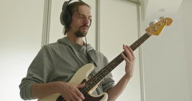 Erkek Müzisyen Çalışması Bass Guitar 4K 10-bit 'te Müzik Çalıyor