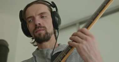 Erkek Müzisyen Çalışması Bass Guitar 4K 10-bit 'te Müzik Çalıyor