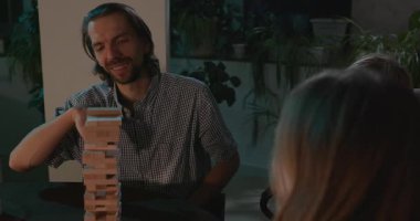 Erkek Arkadaşlar Masa 4K 10-bit 'te Çocuk Tahta Oyunuyla Oynar