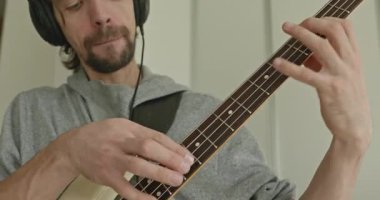Erkek Müzisyen Çalışması Bass Guitar 4K 10-bit 'te Müzik Çalıyor