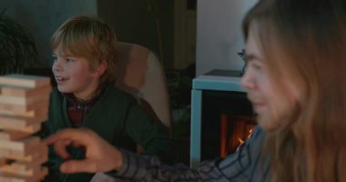 Erkek Arkadaşlar Masa 4K 10-bit 'te Çocuk Tahta Oyunuyla Oynar