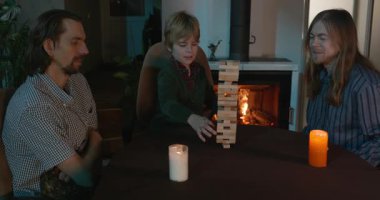 Erkek Arkadaşlar Masa 4K 10-bit 'te Çocuk Tahta Oyunuyla Oynar