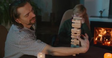 Erkek Arkadaşlar Masa 4K 10-bit 'te Çocuk Tahta Oyunuyla Oynar