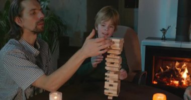 Erkek Arkadaşlar Masa 4K 10-bit 'te Çocuk Tahta Oyunuyla Oynar