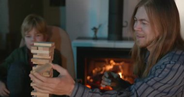 Erkek Arkadaşlar Masa 4K 10-bit 'te Çocuk Tahta Oyunuyla Oynar