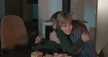 Erkek Arkadaşlar Masa 4K 10-bit 'te Çocuk Tahta Oyunuyla Oynar