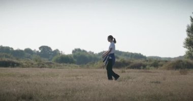 Genç Adam Yürüyüşü Doğanın tadını çıkarıyor Sabah 4K 10-bit