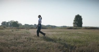 Genç Adam Yürüyüşü Doğanın tadını çıkarıyor Sabah 4K 10-bit