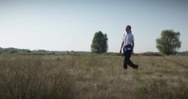 Genç Adam Yürüyüşü Doğanın tadını çıkarıyor Sabah 4K 10-bit