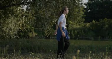 Yorgun Adam Doğa Yürüyüşü Sabah 4K 10-bit