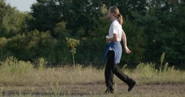 Genç Adam Yürüyüşü Doğanın tadını çıkarıyor Sabah 4K 10-bit