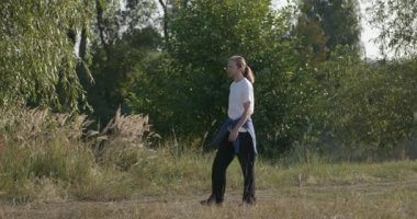 Şişeden Su İçen Adam. Doğa Sabah 4K 10-bit