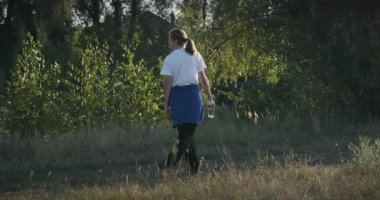 Genç Adam Yürüyüşü Doğanın tadını çıkarıyor Sabah 4K 10-bit