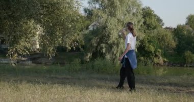 Genç Adam Yürüyüşü Doğanın tadını çıkarıyor Sabah 4K 10-bit