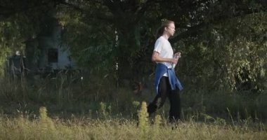 Şişeden Su İçen Adam. Doğa Sabah 4K 10-bit