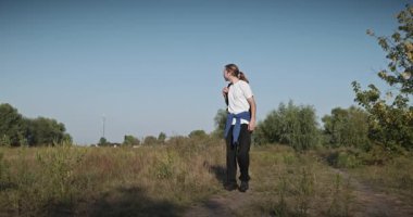 Genç Adam Yürüyüşü Doğanın tadını çıkarıyor Sabah 4K 10-bit