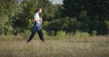 Genç Adam Yürüyüşü Doğanın tadını çıkarıyor Sabah 4K 10-bit