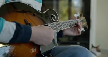 Beyaz çocuk evde Mandolin oynuyor. Avrupalı Çocuk Müzik Çalışması 4K 10-bit