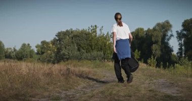 Genç Adam Yürüyüşü Doğanın tadını çıkarıyor Sabah 4K 10-bit