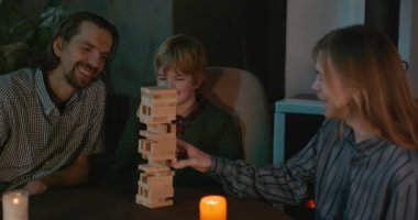 Erkek Arkadaşlar Masa 4K 10-bit 'te Çocuk Tahta Oyunuyla Oynar