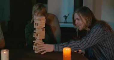 Erkek Arkadaşlar Masa 4K 10-bit 'te Çocuk Tahta Oyunuyla Oynar