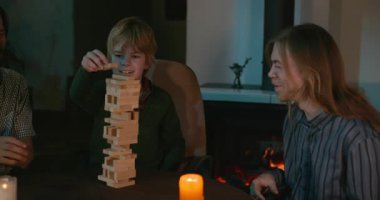 Erkek Arkadaşlar Masa 4K 10-bit 'te Çocuk Tahta Oyunuyla Oynar