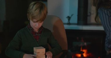 Erkek Arkadaşlar Masa 4K 10-bit 'te Çocuk Tahta Oyunuyla Oynar