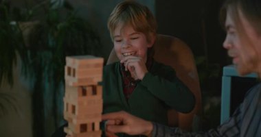 Erkek Arkadaşlar Masa 4K 10-bit 'te Çocuk Tahta Oyunuyla Oynar