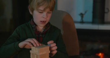 Erkek Arkadaşlar Masa 4K 10-bit 'te Çocuk Tahta Oyunuyla Oynar