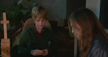 Çocuk, amcası ve babasıyla birlikte müzik dinleyip 4K 10-bit 'lik aile albümü izliyor.