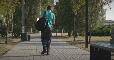 4K 10-bit Park 'ta Sırt çantalı Genç Öğrenci Yürüyüşü