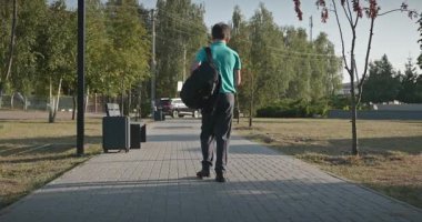 4K 10-bit Park 'ta Sırt çantalı Genç Öğrenci Yürüyüşü