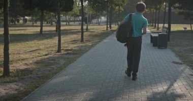 4K 10-bit Park 'ta Sırt çantalı Genç Öğrenci Yürüyüşü