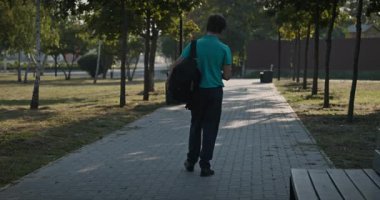 4K 10-bit Park 'ta Sırt çantalı Genç Öğrenci Yürüyüşü