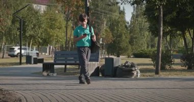 4K 10-bit Park 'ta Sırt çantalı Genç Öğrenci Yürüyüşü