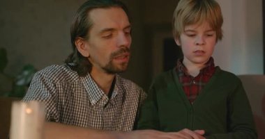 Baba ve Oğul Heyecanlı Kitap Okuyorlar Birlikte Zaman Geçiriyorlar 4K 10-bit