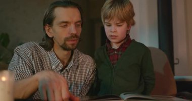 Baba ve Oğul Heyecanlı Kitap Okuyorlar Birlikte Zaman Geçiriyorlar 4K 10-bit